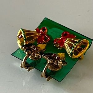 🍀free with purchase. Clip on vintage Christmas earrings